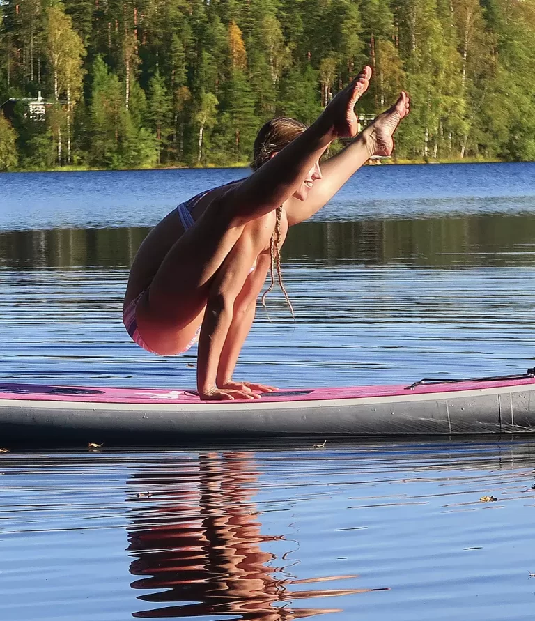Akrobatia sup-laudalla kuuluu kesään | Anriikka Viik