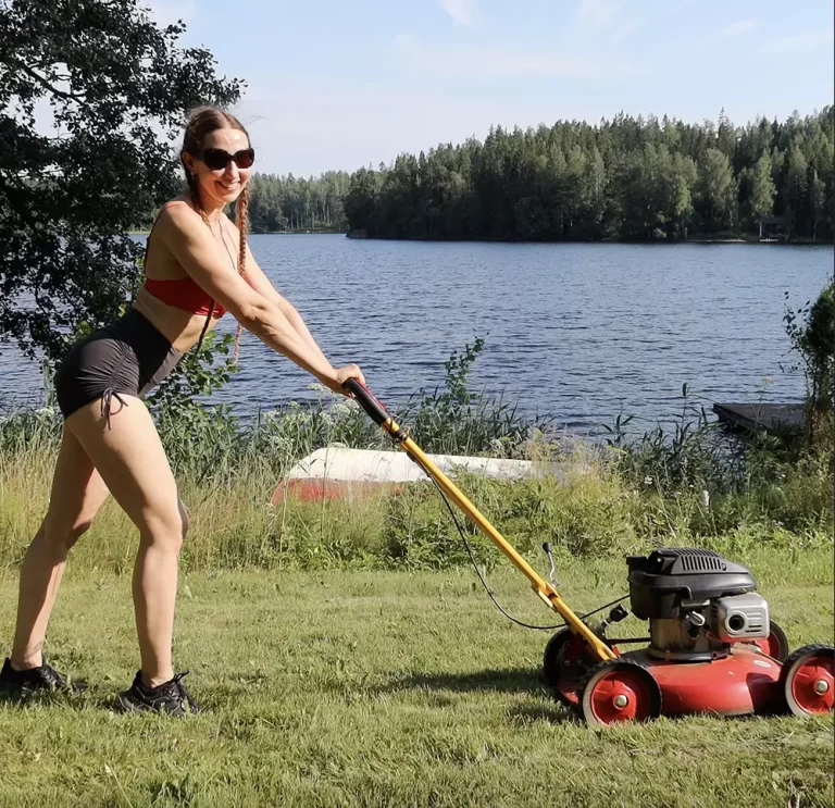 Puutarhanhoitoa kesämökillä | Anriikka Viik